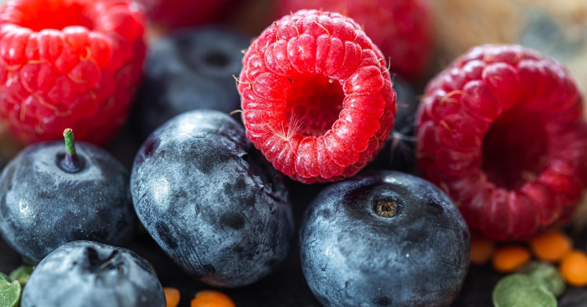 A Monte Isola le ''Dame rosse'' dei piccoli frutti